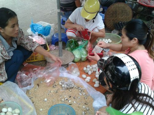 Trứng cũng rất đông khách.