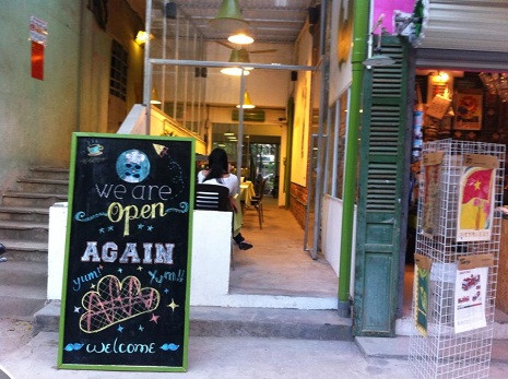 Biển thông báo hoạt động trở lại tại một quán cafe ở khu Zone 9.
