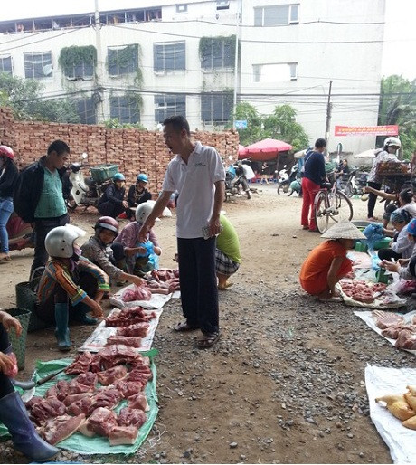 Muốn vào chợ cóc bán hàng giá siêu rẻ, người kinh doanh cũng phải bỏ ra một khoản tiền “làm luật” là 5.000 đồng mỗi ngày. Ảnh: Phương Nhung. Muốn vào chợ cóc bán hàng giá siêu rẻ, người kinh doanh cũng phải bỏ ra một khoản tiền “làm luật” là 5.000 đồng mỗi ngày. Ảnh: Phương Nhung.