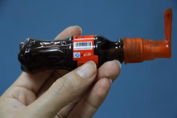 Những chai Coca Cola bé xíu chi chít chữ Trung Quốc được bán tại cổng trường tiểu học Mỹ Đình.