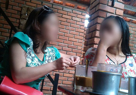 Thạc sĩ Đ.T.T. (phải) từng nộp hồ sơ xin việc khắp nơi nhưng vẫn chưa có nơi nào nhận. Chị T. phải đi làm gia sư để có thu nhập nuôi sống bản thân - Ảnh: Đ.Cường Thạc sĩ Đ.T.T. (phải) từng nộp hồ sơ xin việc khắp nơi nhưng vẫn chưa có nơi nào nhận. Chị T. phải đi làm gia sư để có thu nhập nuôi sống bản thân - Ảnh: Đ.Cường