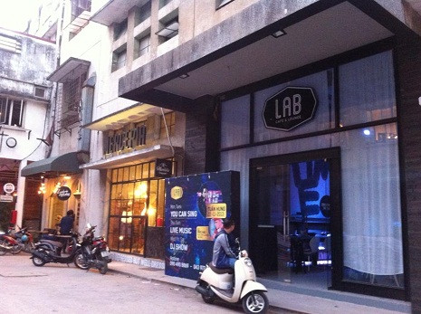 Dãy các cửa hàng đã trở lại hoạt động.