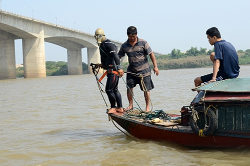 Người nhà vẫn đang tìm kiếm thi thể chị Huyền. Người nhà vẫn đang tìm kiếm thi thể chị Huyền.