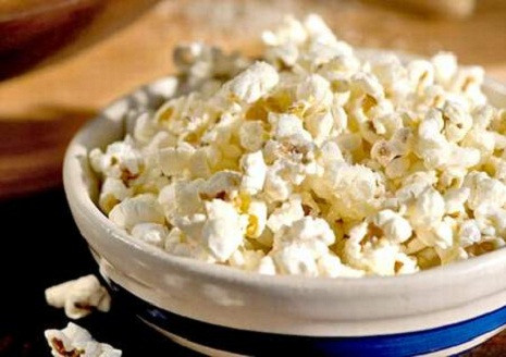 Theo các chuyên gia, để có mùi thơm đặc trưng của bắp rang bơ người bán đã cho thêm chất diacetyl. (Ảnh minh họa) Theo các chuyên gia, để có mùi thơm đặc trưng của bắp rang bơ người bán đã cho thêm chất diacetyl. (Ảnh minh họa)