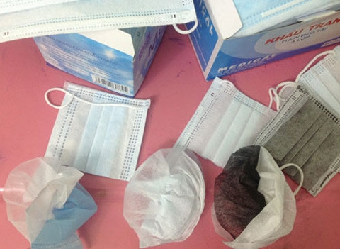 Chất liệu không rõ nguồn gốc, chưa được xử lý vô trùng, những chiếc khẩu trang y tế bày bán ở vỉa hè là ổ chứa vi khuẩn, gây hại sức khỏe người sử dụng. Chất liệu không rõ nguồn gốc, chưa được xử lý vô trùng, những chiếc khẩu trang y tế bày bán ở vỉa hè là ổ chứa vi khuẩn, gây hại sức khỏe người sử dụng.
