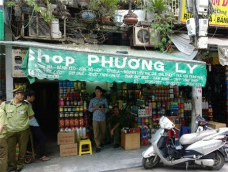 Hàng loạt cửa hàng trên phố Hàng Buồm vi phạm khi cơ quan chức năng kiểm tra. Hàng loạt cửa hàng trên phố Hàng Buồm vi phạm khi cơ quan chức năng kiểm tra.
