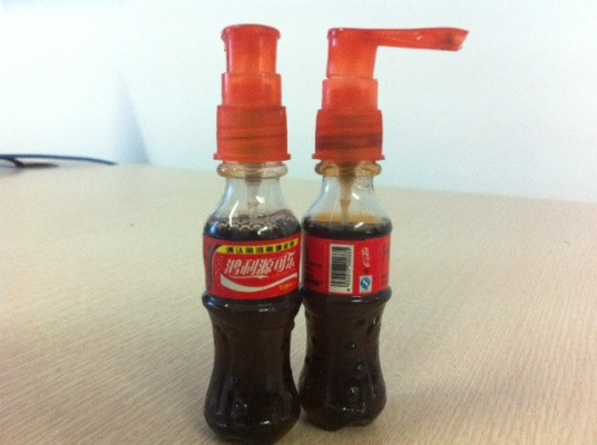 Những chai Coca mini được bày bán tràn lan trên thị trường có giá chỉ... 2.000 đồng. Những chai Coca mini được bày bán tràn lan trên thị trường có giá chỉ... 2.000 đồng.