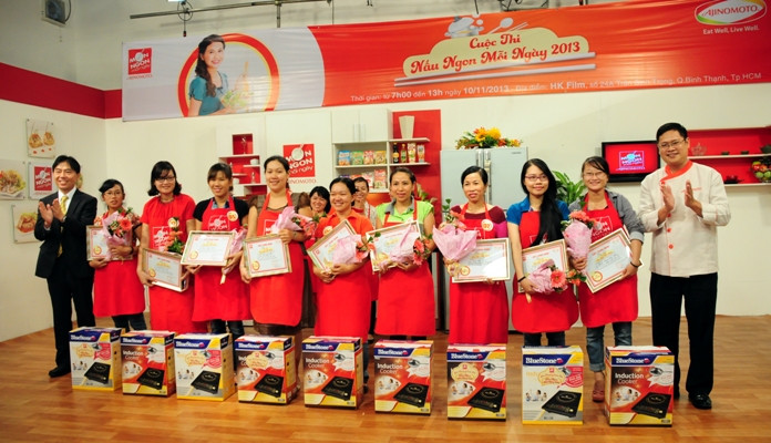 Các thí sinh tham gia cuộc thi chụp hình kỷ niệm.