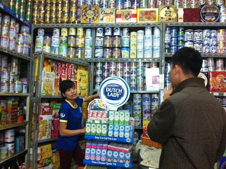 Các đại lý đều xác nhận việc tăng giá sữa trong thời gian tới, nhưng cụ thể tăng bao nhiêu thì chưa ai được rõ (Ảnh: Phạm Liễu)