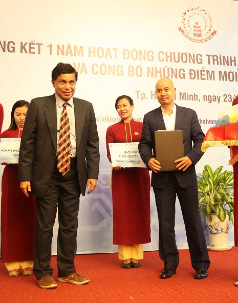 Ông Ramu Damodaran - Giám đốc Ủy ban Tác động học thuật của Liên Hợp quốc cùng ông Đặng Lê Nguyên Vũ – Chủ tịch Tập đoàn Trung Nguyên tại Ngày hội vì Khát vọng Việt lần 2.