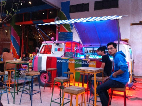 Một quầy bán đồ ăn trang trí lạ mắt.