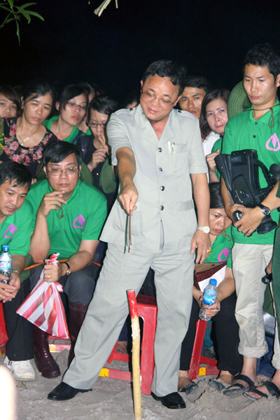 "Cậu Thủy" đang "chỉ đạo" đào bới phần mộ liệt sĩ "Cậu Thủy" đang "chỉ đạo" đào bới phần mộ liệt sĩ