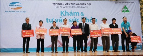 Viettel sẽ phối hợp với bệnh viện đa khoa Việt Đức và bệnh viện địa phương tổ chức hoạt động khám bệnh, tư vấn sức khỏe, cấp thuốc miễn phí cho công nhân, người dân nghèo, gia đình có công với cách mạng,...
