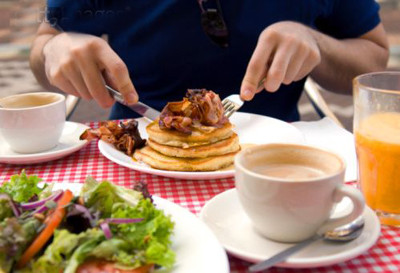 Tránh những thức ăn có hàm lượng dầu mỡ quá cao như các món rán, xào, sốt. Tránh những thức ăn có hàm lượng dầu mỡ quá cao như các món rán, xào, sốt.