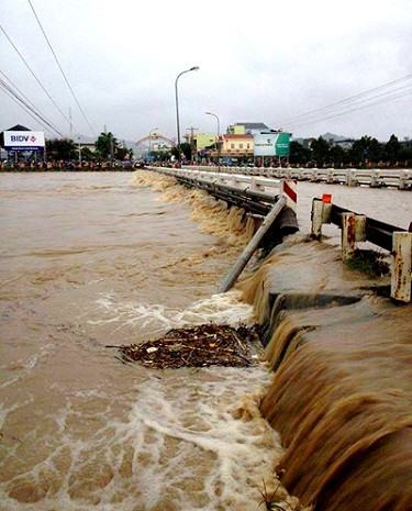 Cầu sông Ba được dự báo là có thể bị cuốn trôi nếu nước sông tiếp tục dâng cao. Ảnh: Chí Dũng.