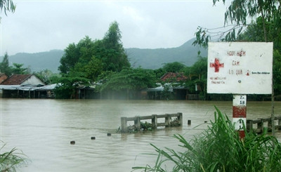 Lũ ngập nhà dân tại Phú Yên (Ảnh Tiền Phong)