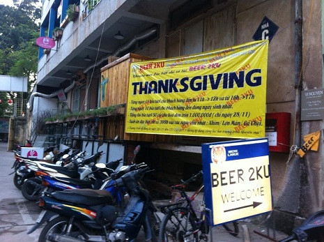 Những tấm băng rôn khuyến mãi xuất hiện.