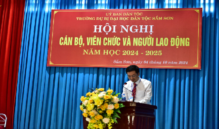 Thầy Lê Văn Sơn - Phó Hiệu trưởng Trường Dự bị đại học dân tộc Sầm Sơn. Ảnh website nhà trường. anh-1.png