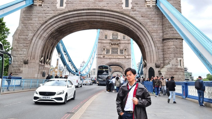 Thầy Lê Công Anh Khoa vừa tốt nghiệp thạc sĩ Phương pháp Giảng dạy Tiếng Anh loại Xuất sắc tại Anh. Ảnh: NVCC.