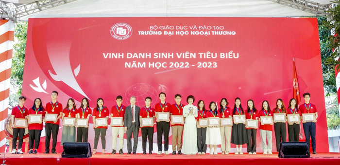 Thu Thủy trong Lễ vinh danh sinh viên tiêu biểu năm học 2022-2023 của Trường Đại học Ngoại thương. Ảnh: NVCC. Thu Thủy trong Lễ vinh danh sinh viên tiêu biểu năm học 2022-2023 của Trường Đại học Ngoại thương. Ảnh: NVCC.