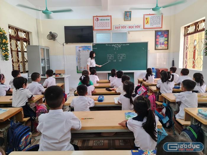 Bộ Giáo dục nên bỏ tiêu chuẩn về đạo đức nghề nghiệp giáo viên. (Ảnh minh họa: Lã Tiến)