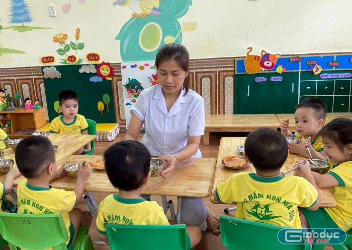 Giáo viên mầm non vất vả nhất trong các bậc học. (Ảnh minh họa: Lã Tiến)