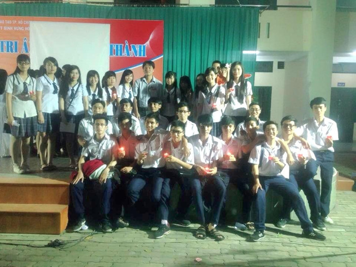 Tác giả và học sinh lớp chủ nhiệm trong buổi lễ tri ân và trưởng thành. (Ảnh: Phan Thế Hoài) Tác giả và học sinh lớp chủ nhiệm trong buổi lễ tri ân và trưởng thành. (Ảnh: Phan Thế Hoài)