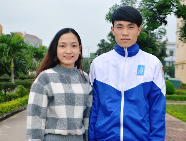 Nguyễn Mạnh Hùng và Trần Ngọc Hải Hà - Hai sinh viên trường Đại học Quảng Bình tham gia đăng ký hiến tặng mô, tạng.