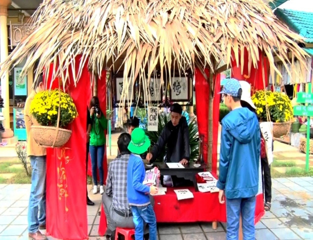 Ông Đồ viết thư pháp (Ảnh: L.T) Ông Đồ viết thư pháp (Ảnh: L.T)