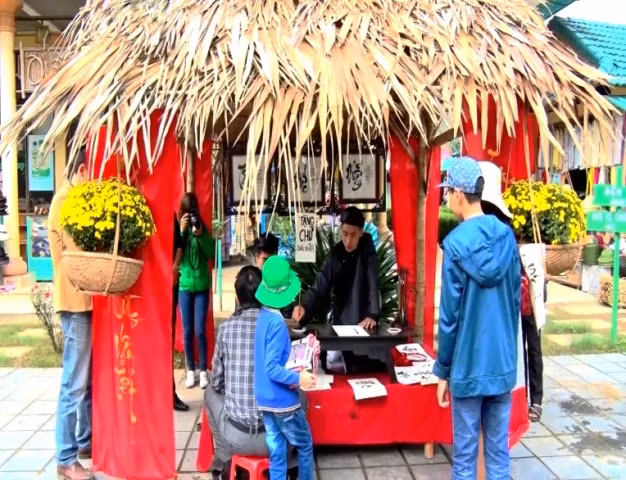 Ông Đồ viết thư pháp (Ảnh: L.T)