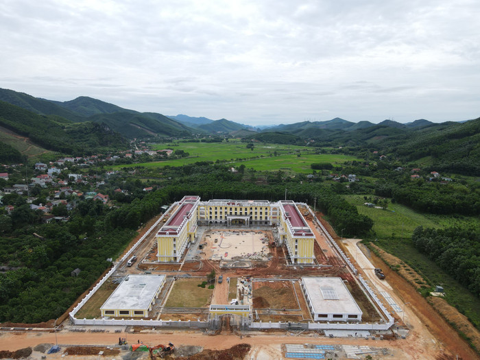 Công trình Trường Trung học cơ sở và Trung học phổ thông Quảng La đang được gấp rút hoàn thiện (Ảnh: Phạm Linh) Công trình Trường Trung học cơ sở và Trung học phổ thông Quảng La đang được gấp rút hoàn thiện (Ảnh: Phạm Linh)