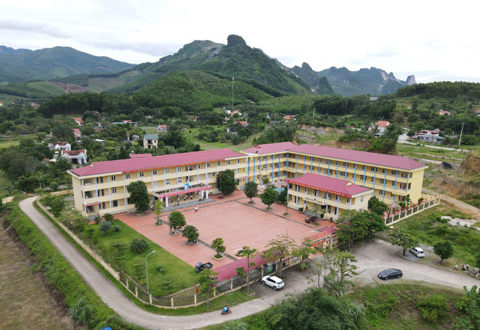 Điều kiện cơ sở vật chất tốt tạo thuận lợi cho nhà trường trong việc thực hiện Chương trình Giáo dục phổ thông 2018 (Ảnh: Phạm Linh) Điều kiện cơ sở vật chất tốt tạo thuận lợi cho nhà trường trong việc thực hiện Chương trình Giáo dục phổ thông 2018 (Ảnh: Phạm Linh)