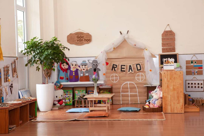 Tất cả các lớp học đã được dọn dẹp, trang trí với những hình ảnh sinh động, sáng tạo để tạo sự thích thú và phấn khích cho trẻ nhỏ (Ảnh: Phạm Linh) Tất cả các lớp học đã được dọn dẹp, trang trí với những hình ảnh sinh động, sáng tạo để tạo sự thích thú và phấn khích cho trẻ nhỏ (Ảnh: Phạm Linh)