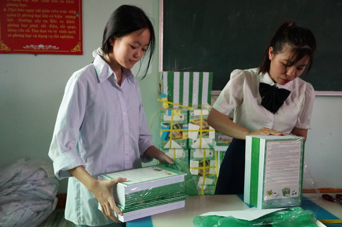 Học sinh tới nhận đồng phục, sách, vở trong buổi tựu trường tại điểm trường cũ (Ảnh: Phạm Linh) Học sinh tới nhận đồng phục, sách, vở trong buổi tựu trường tại điểm trường cũ (Ảnh: Phạm Linh)