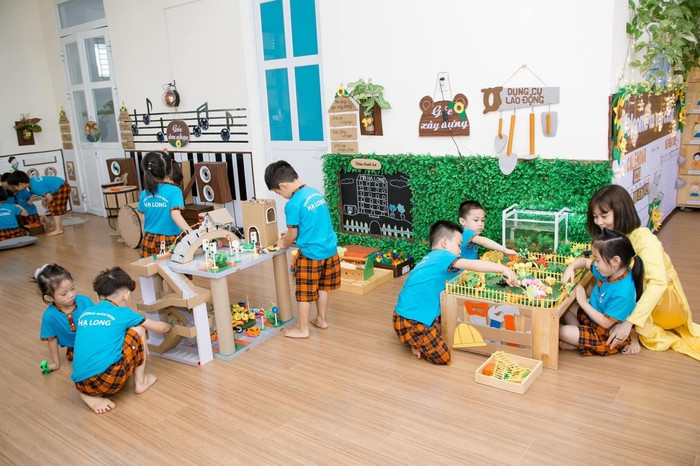 Nhà trường chú trọng tập huấn chuyên môn cho đội ngũ giáo viên để đảm bảo chất lượng nuôi dạy trẻ (Ảnh: Phạm Linh) Nhà trường chú trọng tập huấn chuyên môn cho đội ngũ giáo viên để đảm bảo chất lượng nuôi dạy trẻ (Ảnh: Phạm Linh)