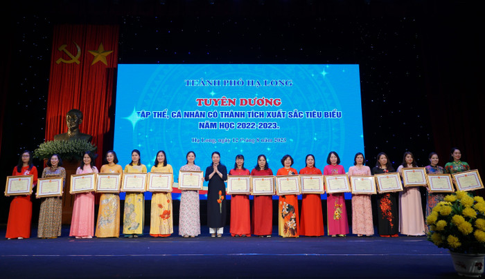 Giám đốc Sở Giáo dục và Đào tạo Quảng Ninh trao danh hiệu Tập thể lao động xuất sắc của Uỷ ban nhân dân tỉnh cho các đơn vị (Ảnh: Phạm Linh)