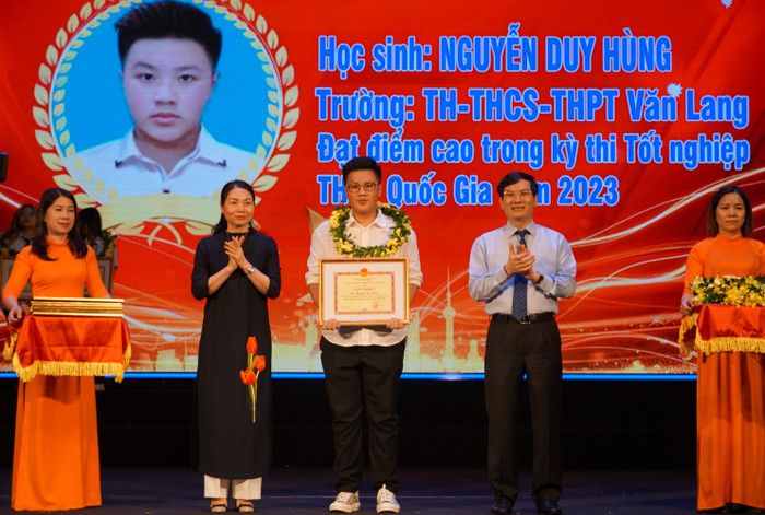 Học sinh đạt thành tích học tập xuất sắc được tuyên dương trong buổi lễ tổng kết năm học 2022 - 2023 (Ảnh: Phạm Linh)