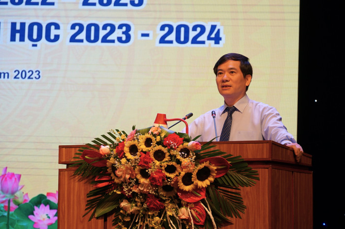 Ông Vũ Quyết Tiến - Uỷ viên Ban thường vụ Tỉnh uỷ, Bí thư Thành uỷ Hạ Long phát biểu tại hội nghị (Ảnh: Phạm Linh)