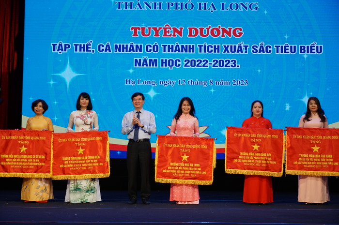 Bí thư Thành uỷ Hạ Long trao Cờ thi đua của Uỷ ban nhân dân tỉnh Quảng Ninh cho 5 tập thể xuất sắc (Ảnh: Phạm Linh)