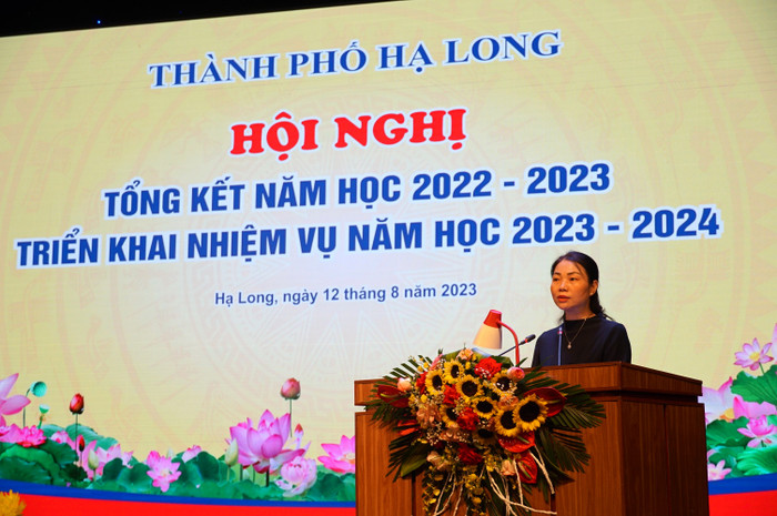 Bà Nguyễn Thị Thuý - Giám đốc Sở Giáo dục và Đào tạo Quảng Ninh ghi nhận, biểu dương những kết quả mà ngành giáo dục và đào tạo thành phố Hạ Long đạt được trong năm học 2022 – 2023 (Ảnh: Phạm Linh)