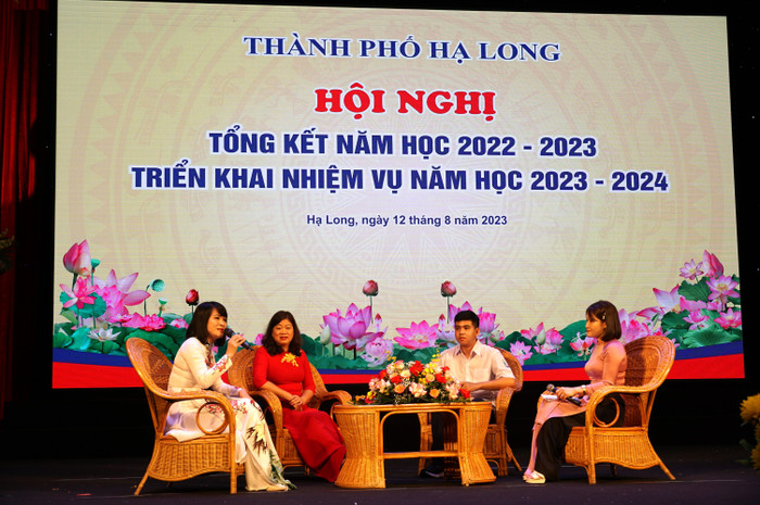 Giáo viên, học sinh tiêu biểu chia sẻ kinh nghiệm giáo dục tại buổi lễ tổng kết (Ảnh: Phạm Linh)