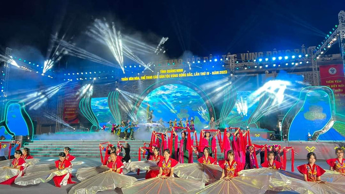 Chương trình nghệ thuật đặc biệt khai mạc Tuần Văn hóa – Thể thao với nhiều màn biểu diễn đặc sắc (Ảnh: Thanh Tùng)