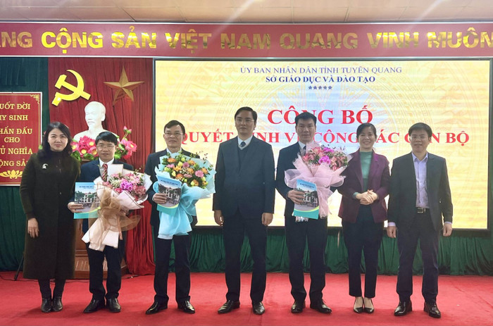 Ông Vũ Văn Dũng (thứ 2 từ trái sang) - Trưởng phòng Giáo dục phổ thông Sở Giáo dục và Đào tạo tỉnh Tuyên Quang. (Ảnh: Sở Giáo dục và Đào tạo tỉnh Tuyên Quang) ad-4nxdrheyiwwdfnyvkbwdyby8uuzck8xtdf7bels5hekeenkt04ropzewvinjv-lx4hxnaeb-5pyptjjo3uve3lisklharuydu7a8umlydbgb-ex8p5hetw1k2lpdfpcaqwcfx-mznqo7jnyiqo8udrw92bhg-5263.jpg