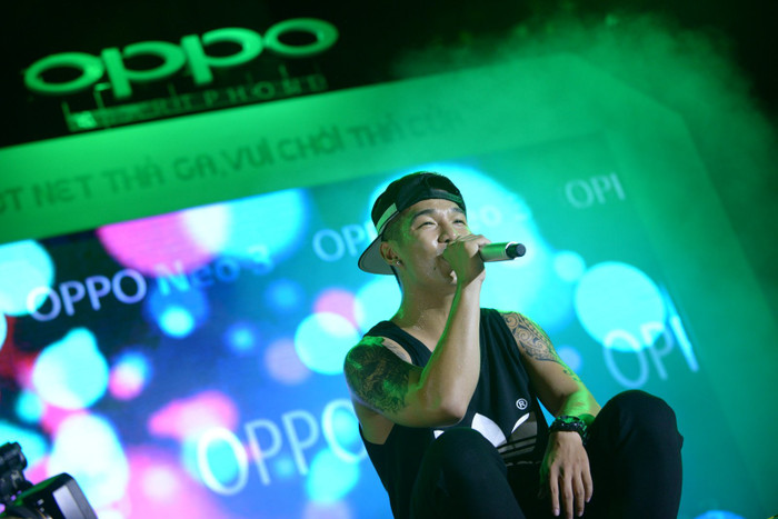 Cường Seven “đốn tim” các cô gái miền Tây với nụ cười ngọt ngào và những bước nhảy vô cùng điêu luyện. Cường Seven “đốn tim” các cô gái miền Tây với nụ cười ngọt ngào và những bước nhảy vô cùng điêu luyện.