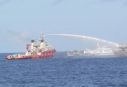 Vòi rồng trên tàu Trung Quốc phun thẳng nước áp lực lớn vào tàu Cảnh sát biển Việt Nam. Vòi rồng trên tàu Trung Quốc phun thẳng nước áp lực lớn vào tàu Cảnh sát biển Việt Nam.