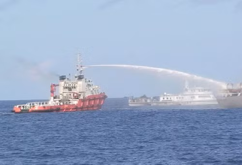 Vòi rồng trên tàu Trung Quốc phun thẳng nước áp lực lớn vào tàu Cảnh sát biển Việt Nam.