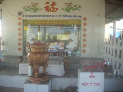 Bên ngoài lăng Ông. Bên ngoài lăng Ông.