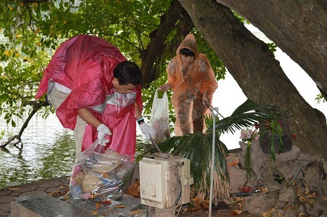 Tác phẩm “Nhặt rác vì tình yêu Hà Nội” của tác giả Dương Văn Hải đạt giải nhất cuộc thi. Tác phẩm “Nhặt rác vì tình yêu Hà Nội” của tác giả Dương Văn Hải đạt giải nhất cuộc thi.