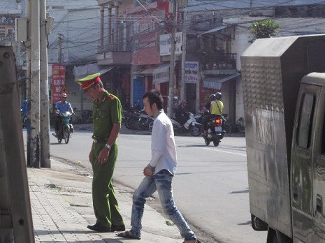Bị cáo Phạm Hoàng Long được áp giải vào tòa. Bị cáo Phạm Hoàng Long được áp giải vào tòa.