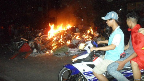 Một số người biểu tình kích động đã đốt phá nhiều nhà máy, phương tiện.